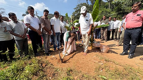 ಮೂಡಿಗೆರೆ ತಾಲೂಕಿನ ಗೌಡಹಳ್ಳಿಯಲ್ಲಿ ಆಯುಷ್ಮಾನ್ ಆರೋಗ್ಯ ಕೇಂದ್ರ ಕಟ್ಟಡ ನಿರ್ಮಾಣಕ್ಕೆ ಶಾಸಕಿ ನಯನಾ ಮೋಟಮ್ಮ ಶಂಕುಸ್ಥಾಪನೆ ನೆರವೇರಿಸಿದರು. ಹೊಸಕೆರೆ ರಮೇಶ್, ಜಿ.ಕೆ.ದಿವಾಕರ್, ಸುಚಿತ್ರಾ, ನಿಶಾಂತ್, ಸುಬ್ಬಣ್ಣ ಇತರರಿದ್ದರು.