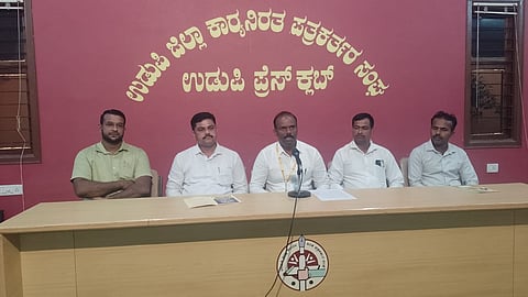 ಉಡುಪಿಯ ಪತ್ರಿಕಾ ಭವನದಲ್ಲಿ ನಡೆದ ಸುದ್ದಿಗೋಷ್ಠಿಯಲ್ಲಿ ಅಶೋಕ ಕುಮಾರ ಪಡ್ಸು ಮಾತನಾಡಿದರು. ಜಗದೀಶ ಕುಮಾರ, ದಯಾನಂದ ಕರ್ಕೇರ ಉಗ್ಗೆಲಬೆಟ್ಟು, ವಿನೋದ ಮಂಚಿ, ಸತೀಶ ಕಿಲ್ಪಾಡಿ ಇದ್ದರು.