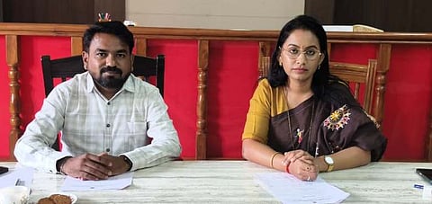 ಜಮಖಂಡಿ: ಎಸ್ಐಆರ್ ಪ್ರಕ್ರಿಯೆ ಪೂರ್ಣಗೊಂಡಿದ್ದು ಅಂತಿಮ ಪಟ್ಟಿ ಪ್ರಕಟಗೊಂಡಿದೆ. ಮತದಾರರ ಪಟ್ಟಿಯಲ್ಲಿ 97,875 ಪುರುಷರು ಹಾಗೂ 98,048 ಮಹಿಳೆಯರು, 8 ಇತರೆ ಸೇರಿದಂತೆ ಒಟ್ಟು 1,95,931 ಮತದಾರರು ಅಂತಿಮವಾಗಿ ಮತದಾರರ ಪಟ್ಟಿಯಲ್ಲಿ ಉಳಿದಿದ್ದಾರೆ ಎಂದು ಉಪವಿಭಾಗಾಧಿಕಾರಿ ಶ್ವೇತಾ ಬೀಡಿಕರ ಹೇಳಿದರು.
ತಾಲೂಕು ಆಡಳಿತ ಸೌಧದಲ್ಲಿ ಬುಧವಾರ ಸುದ್ದಿಗೋಷ್ಠಿಯಲ್ಲಿ ಮಾತನಾಡಿದ ಅವರು, ಮೊದಲಿನ ಮತದಾರರ ಪಟ್ಟಿಯಲ್ಲಿ 230006 ಮತದಾರರಿದ್ದರು. ವಿಶೇಷ ಪರಿಷ್ಕರಣೆಯಲ್ಲಿ 36,739 ಮತದಾರರ ಹೆಸರುಗಳನ್ನು ಕೈಬಿಡಲಾಗಿದೆ, ನಕಲಿ ಮತದಾರರು, ಬೇರೆಕಡೆ ಸ್ಥಳಾಂತರ, ವರ್ಗಾವಣೆ ಹೊಂದಿದವರು, ಮೃತಪಟ್ಟವರು, ಗುರುತಿಗೆ ಸಿಗದವರು ಸೇರಿದ್ದಾರೆ ಎಂದರು.
ಪರಿಶೀಲನೆಯ ನಂತರ 2,564 ಮತದಾರರ ದಾಖಲೆಗಳ ಪರಿಶೀಲನೆ ಹಾಗೂ ವಿಚಾರಣೆಗೆ ಕರೆಯಲಾಗಿತ್ತು. ಸಂಬಂಧಿತ ಮತದಾರರು ಅಗತ್ಯ ದಾಖಲೆ ಸಲ್ಲಿಸಿ, ತಮ್ಮ ಹೆಸರು ಮತದಾರರ ಪಟ್ಟಿಯಲ್ಲಿ ಉಳಿಸಿಕೊಳ್ಳಲು ಅವಕಾಶ ಪಡೆದರು. ವಿಚಾರಣೆಯ ಬಳಿಕ ಅಂತಿಮ ಹಂತದಲ್ಲಿ 73 ಮತದಾರರ ಹೆಸರು ಮಾತ್ರ ಕೈಬಿಡಲಾಗಿದೆ.
ಅ.24ರಂದು ಪ್ರಕಟಿಸಲಾದ ಕರಡು ಮತದಾರರ ಪಟ್ಟಿಯಲ್ಲಿ 1,93,267 ಮತದಾರರಿದ್ದರು. ಪರಿಶೀಲನೆ, ವಿಚಾರಣೆ ಹಾಗೂ ಹೊಸ ಮತದಾರರ ಸೇರ್ಪಡೆ ಪ್ರಕ್ರಿಯೆ ಪೂರ್ಣಗೊಂಡ ಬಳಿಕ ಅಂತಿಮ ಪಟ್ಟಿಯಲ್ಲಿ 1,95,931 ಮತದಾರರು ದಾಖಲಾಗಿದ್ದಾರೆ ಎಂದರು.
ತಹಸೀಲ್ದಾರ್ ಅನೀಲ ಬಡಗೇರ ಮಾತನಾಡಿ, ಯುವ ಮತದಾರರನ್ನು ಮತದಾರರ ಪಟ್ಟಿಗೆ ಸೇರ್ಪಡೆಗೊಳಿಸಲು ತಾಲೂಕು ಆಡಳಿತದ ವತಿಯಿಂದ ವ್ಯವಸ್ಥಿತವಾಗಿ ಸ್ವೀಪ್ ಚಟುವಟಿಕೆಗಳನ್ನು ನಡೆಸಲಾಗಿದೆ. ಇದರ ಲವಾಗಿ 3,312 ಹೊಸ ಮತದಾರರನ್ನು ಸೇರ್ಪಡೆಗೊಳಿಸಲಾಗಿದೆ. ವಿಧಾನಸಭಾ ಕ್ಷೇತ್ರದಲ್ಲಿ ಎಸ್ಐಆರ್ ಪ್ರಕ್ರಿಯೆ ಪೂರ್ಣಗೊಂಡಿದ್ದು ಅಂತಿಮ ಪಟ್ಟಿ ಪ್ರಕಟಗೊಂಡಿದೆ. ಇನ್ನು ಮತದಾರರ ಪಟ್ಟಿಗೆ ಸೇರ್ಪಡೆಯಾಗಲು ಬಯಸಿದವರು ಾರಂ ನಂ6 ರನ್ನು ತುಂಬಿ ದಾಖಲೆ ಒದಗಿಸಬೇಕು. ಪಟ್ಟಿಗೆ ಸೇರ್ಪಡೆಯ ಕಾರ್ಯ ಎಂದಿನಂತೆ ನಡೆಯುತ್ತದೆ ಎಂದರು.