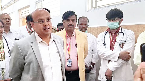 ಕುಷ್ಟಗಿಯ ತಾಯಿ ಮತ್ತು ಮಕ್ಕಳ ಆಸ್ಪತ್ರೆಗೆ ಜಿಲ್ಲಾಧಿಕಾರಿ ಡಾ.ಸುರೇಶ ಇಟ್ನಾಳ ಭೇಟಿ ನೀಡಿ ವೈದ್ಯರಿಂದ ಮಾಹಿತಿ ಪಡೆದರು. ಡಿಎಚ್ಒ ಡಾ.ಈಶ್ವರ ಸವಡಿ, ತಹಸೀಲ್ದಾರ್ ಅಶೋಕ ಶಿಗ್ಗಾವಿ, ಟಿಎಚ್ಒ ಆನಂದ ಗೋಟೂರು ಇತರರಿದ್ದರು.