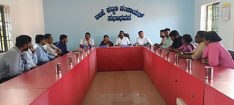 ಶಬ್ದ ಮಾಲಿನ್ಯ, ಹೊಗೆ ಮಾಲಿನ್ಯ ಸಮಸ್ಯೆ ಕುರಿತು ಬಜ್ಪೆ ಪ.ಪಂ ಅಧ್ಯಕ್ಷ ಲೋಕೇಶ್ ಪೂಜಾರಿ ಅಧ್ಯಕ್ಷತೆಯಲ್ಲಿ ಕಂಪನಿ ಪ್ರತಿನಿಧಿ, ಸ್ಥಳೀಯ ನಿವಾಸಿಗರ ಸಮಕ್ಷಮದಲ್ಲಿ ಮಹತ್ವದ ಸಭೆ ನಡೆಯಿತು. ಸ್ಥಾಯಿ ಸಮಿತಿ ಅಧ್ಯಕ್ಷ ರಿತೇಶ್ ಶೆಟ್ಟಿ, ಉಪಾಧ್ಯಕ್ಷೆ ಶರ್ಮಿಳಾ ಶೆಟ್ಟಿ ಮೊದಲಾದವರು ಭಾಗವಹಿಸಿದ್ದರು.