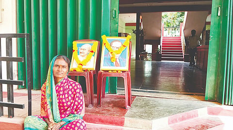 ಯಲಬುರ್ಗಾ ತಾಪಂ ಕಚೇರಿ ಮುಂದೆ ಧರಣಿ ಕೈಗೊಂಡಿರುವ ಸಂಕನೂರು ಗ್ರಾಮದ ಶರಣವ್ವ ಕಟ್ಟಿಮನಿ.