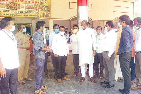 050520 Khanahosalli Hospital Visit Devendrappa