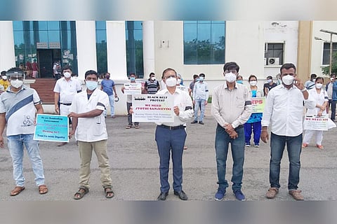 10082020 Raichur RIMS Staff Protest