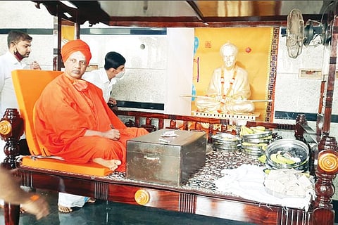 17Tmk_Swamiji_Yantradharane1