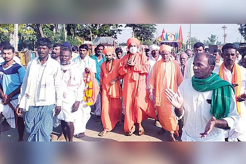 11112020 Hadagali Padayatre Chennaveera swamiji