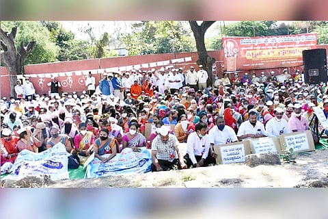 09122020 Raichur Privete School trust protest