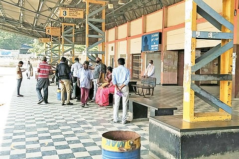 12 Nela Ph 04 Bus Stand