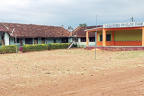 08 AKR 01 Photo ಮಕ್ಕಳು ಇಲ್ಲದೆ ಬಿಕೋ ಎನ್ನುತ್ತಿರುವ ಅಕ್ಕಿಆಲೂರ ಗುರುಕುಲ ಶಾಲೆ