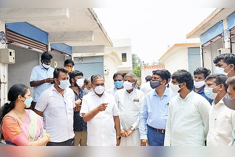 15052021 Gangavati MLA Paranna Munavalli Visit to Gundamma Camp Market
