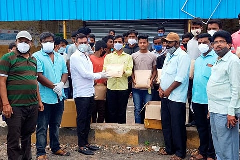 2blh1 ಪತ್ರಿಕಾ ವಿತರಕರಿಗೆ ಸಾಮಗ್ರಿ ವಿತರಣೆ ಸುದ್ದಿ--