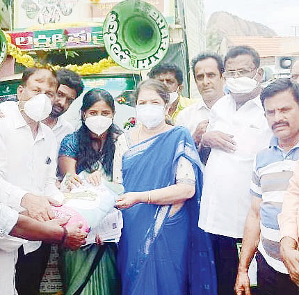 Kailancha-Ph-00001-Hunasanahalli Krushi Ratha Chalane-MLA-Anithakumarswamy-22-7-2021
