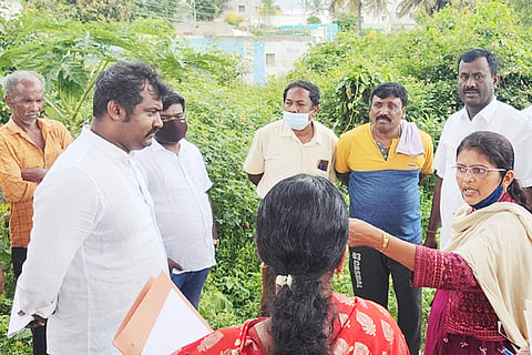 photo tgl 2(8.10.2021) subramanya nagara panchayathi school site dispute