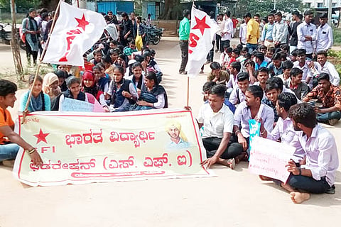 14122021 Yelburga SFI-Students protest