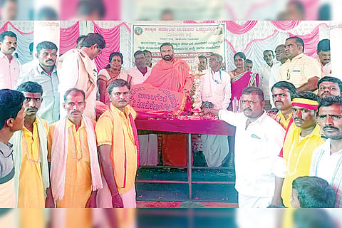 230322 Distribution of Identity Cards of Welfare Karnataka Artists in Modalagari Village