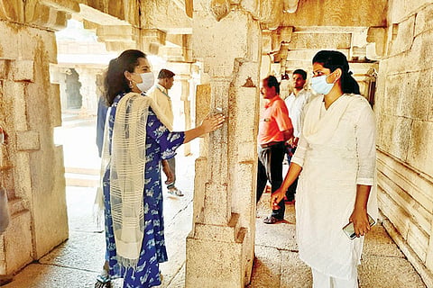110422 Koppal ZP CEO Fouzia taranum Visit Kanakagiri Temple