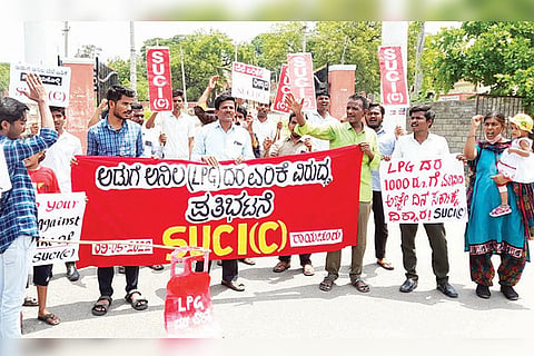090522 Raichur SUCI Protest aganist gas prise rise