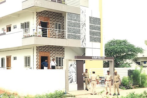 170622 ACB attack on Vaddarahatti PI Udayaravi house