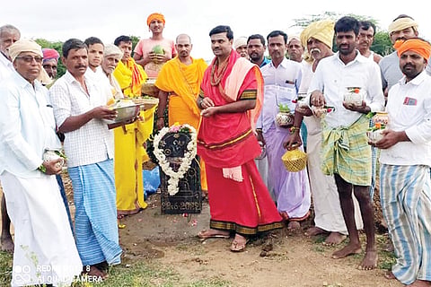 290622 Chapparadalli burial ground Lingamudre stone Founded