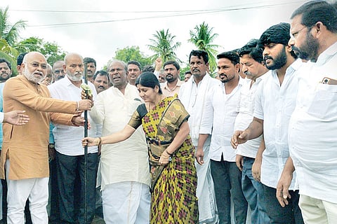 120722 Siraguppa 16 km. Land worship for road development