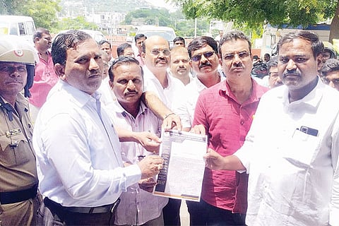 01082022 raichur repoters protest