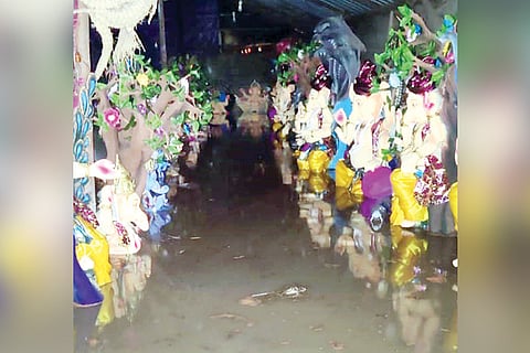 290822 Ganesha Statue Sales Godown