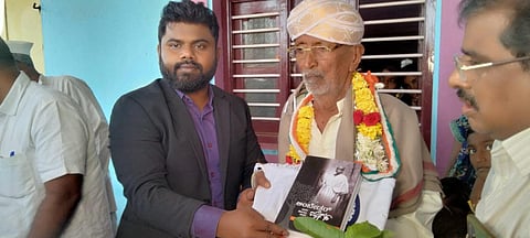 ಬೀಳಗಿ ತಾಲೂಕಿನ ಸುನಗ ಗ್ರಾಮದ ಲಕ್ಷ್ಮಪ್ಪ ಭರಮಪ್ಪಾ ದೊಡಮನಿ ಅವರನ್ನು ಜಿಲ್ಲಾಧಿಕಾರಿ ಪಿ.ಸುನೀಲ ಕುಮಾರ ಸನ್ಮಾನಿಸಿದರು.