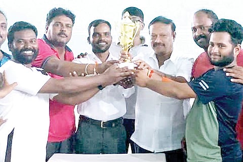010922 Manvi Prizes for winning teams in badminton tournament