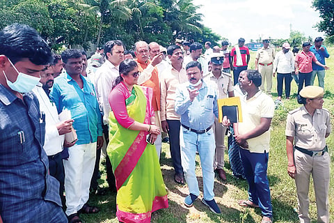 020922 MM Halli Regional Minister Sasikala Jolle inspected the damaged crops.