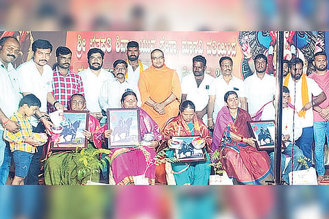 050922 Manvi Padapuja to mothers of brave soldiers
