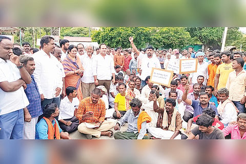 130922 People of Anegondi village protested by blocking road traffic