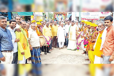 121022 Kampli Portrait procession of Puttaraja Gawais