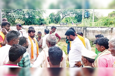 ' protest in front of animal clinic