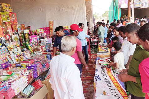 24102022 Hospet deepavali festival market