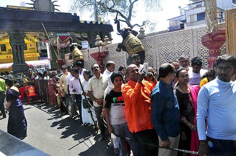 ಹಾಸನಾಂಬೆ ದೇವಿ ದರ್ಶನಕ್ಕೆ ಸಹಸ್ರಾರು ಭಕ್ತರು