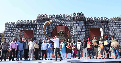 Rangayana Director Ramesh Paravinaiker explain about Veera Rani Kittur Channamma Drama Stage in KCD Ground Dharawad 9
