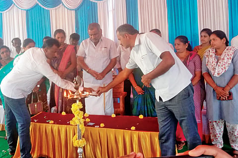 ಚಿಕ್ಕನಾಯಕನಹಳ್ಳಿ ತಾಲೂಕು ದುಗಡೀಹಳ್ಳಿಯಲ್ಲಿ ಅಂಗನವಾಡಿ ಕಟ್ಟಡ, ಗ್ರಾಪಂ ಕಟ್ಟಡಕ್ಕೆ ಕಾನೂನು ಸಚಿವ ಜೆ.ಸಿ.ಮಾಧುಸ್ವಾಮಿ ಶಂಕುಸ್ಥಾಪನೆ ನೆರೆವೆರಿಸಿದರು. ದುಗಡಿಹಳ್ಳಿ ಗ್ರಾಪಂ ಅಧ್ಯಕ್ಷೆ ಲಲಿತಮ್ಮ, ಶೆಟ್ಟಿಕೆರೆ ಗ್ರಾಪಂ ಅಧ್ಯಕ್ಷೆ ಕೆಂಪಮ್ಮ, ಸದಸ್ಯರಾದ ರಂಜಿತಾ, ರಾಜಶೇಖರ್, ಶಿವರಾಜ್, ಪ್ರಸನ್ನಕುಮಾರ್, ಸಿಡಿಪಿಒ ಹೊನ್ನಪ್ಪ, ಮುಖಂಡರಾದ ಶಿವರಾಜು. ಸೋಮಶೇಖರ್, ದಿನೇಶ್ ಇದ್ದರು.