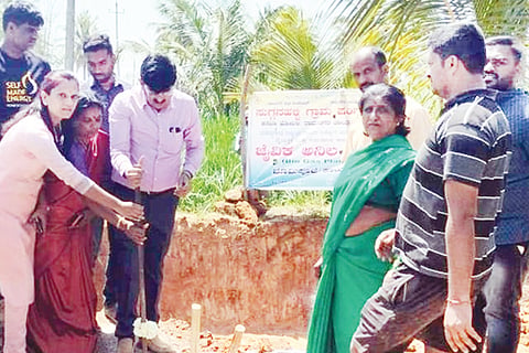 ರಾಮನಗರ ತಾಲೂಕು ಸುಗ್ಗನಹಳ್ಳಿ ಗ್ರಾಪಂ ವ್ಯಾಪ್ತಿಯ ಕಟಮಾನದೊಡ್ಡಿ ಗ್ರಾಮದಲ್ಲಿ ರೈತನೊಬ್ಬ ನಿರ್ಮಿಸುತ್ತಿರುವ ಜೈವಿಕ ಅನಿಲ ಸ್ಥಾವರಕ್ಕೆ ಜಿಪಂ ಉಪ ಕಾರ್ಯದರ್ಶಿ ಟಿ.ಕೆ.ರಮೇಶ್ ಶುಕ್ರವಾರ ಭೂಮಿಪೂಜೆ ನೆರವೇರಿಸಿದರು. ಗ್ರಾಪಂ ಪಿಡಿಒ ಪ್ರದೀಪ್, ನರೇಗಾ ಅನುಷ್ಠಾನ ಅಧಿಕಾರಿ ರೂಪೇಶ್ಕುಮಾರ್, ಗ್ರಾಪಂ ಸದಸ್ಯರು ಇದ್ದರು.