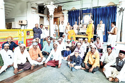 Muslim Visit Raghavendra Math mantralaya