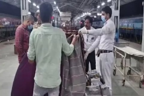 Woman gives birth at Jhansi railway station