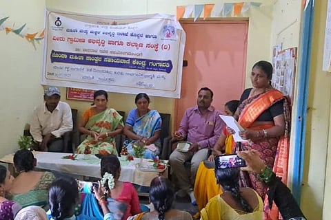 ಗಂಗಾವತಿ ಮಹಿಳಾ ಸಾಂತ್ವನ ಕೇಂದ್ರದಲ್ಲಿ ನಡೆದ ವಿಶ್ವ ಮಾನವ ಕಳ್ಳ ಸಾಗಾಣಿಕೆ ತಡೆ ದಿನಾಚರಣೆಯಲ್ಲಿ ಮಹಿಳಾ ಸಾಂತ್ವನ ಕೇಂದ್ರದ ಆಪ್ತ ಸಮಾಲೋಚಕಿ ಬಿ.ಜಯಶ್ರೀ ದೇವರಾಜ್ ಮಾತನಾಡಿದರು. ಸಿಡಿಪಿಒ ಮೇಲ್ವಿಚಾರಕರಾದ ಸುಜಾತಾ ಮತ್ತು ಶಾಹಿನ್ ಬಾನು ಇತರರಿದ್ದರು.