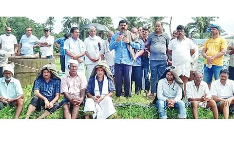 Agricultural farmers were honored with blankets at the agricultural festival organized by Taluk Cultivators Committee in Ankola Vandige on Friday.