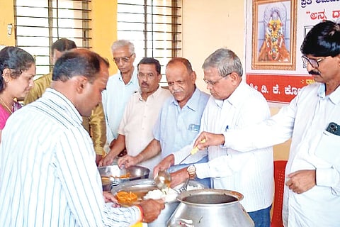 ರಬಕವಿಯ ದಾನಮ್ಮದೇವಿ ದೇವಸ್ಥಾನದಲ್ಲಿ ದಾಸೋಹ ನಡೆಯಿತು. ಮಲ್ಲಿಕಾರ್ಜುನ ಹುಲಗಬಾಳಿ, ಶಿವಜಾತ ಉಮದಿ, ಸೋಮಶೇಖರ ಕೊಟ್ರಶೆಟ್ಟಿ ಇತರರಿದ್ದರು.