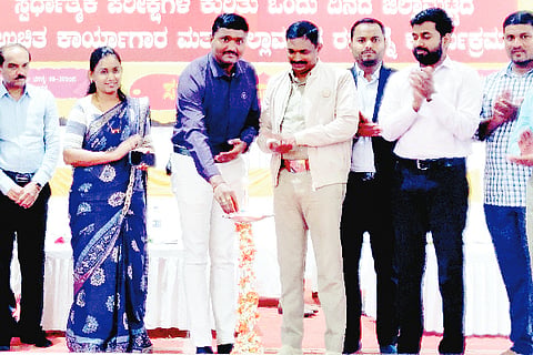 ಜಮಖಂಡಿ ನಗರದ ಮುರಗೋಡ ಕಲ್ಯಾಣ ಮಂಟಪದಲ್ಲಿ ಸ್ಪರ್ಧಾತ್ಮಕ ಪರೀಕ್ಷೆಗಳ ಕುರಿತು ಒಂದು ದಿನದ ಉಚಿತ ಕಾರ್ಯಾಗಾರವನ್ನು ಉಪವಿಭಾಗಾಧಿಕಾರಿ ಸಂತೋಷ ಕಾಮಗೌಡ ಉದ್ಘಾಟಿಸಿದರು. ಡಿವೈಎಸ್ಪಿ ಶಾಂತವೀರ ಈ, ಶ್ವೇತಾ ಬೀಡಿಕರ, ಶರಣಯ್ಯ ಭಂಡಾರಿಮಠ ಇತರರಿದ್ದರು.