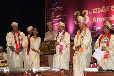 Kuvempu vv Gold Medalist vi.vismita