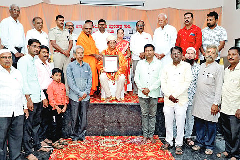 ಜಮಖಂಡಿಯಲ್ಲಿ ಕಾರ್ಯನಿರತ ಪತ್ರಕರ್ತರ ಸಂಘದ ವತಿಯಿಂದ ಆಯೋಜಿಸಿದ್ದ ಪತ್ರಿಕಾ ದಿನಾಚರಣೆ, ಪ್ರತಿಭಾ ಪುರಸ್ಕಾರ ಹಾಗೂ ಪ್ರಶಸ್ತಿ ಪ್ರದಾನ ಸಮಾರಂಭದಲ್ಲಿ ಪತ್ರಕರ್ತ ಮೋಹನ ಸಾವಂತ ಅವರಿಗೆ ದಿ. ಬಾಬುರೆಡ್ಡಿ ತುಂಗಳ ಸ್ಮರಣಾರ್ಥ ಕೊಡಮಾಡುವ ಪ್ರಶಸ್ತಿ ನೀಡಿ ಗೌರವಿಸಲಾಯಿತು. ಶಾಸಕ, ನಾಡೋಜ ಜಗದೀಶ ಗುಡಗುಂಟಿ, ಮಾಜಿ ಶಾಸಕ ಶ್ರೀಕಾಂತ ಕುಲಕರ್ಣಿ, ಪತ್ರಕರ್ತ ಶಿವಲಿಂಗ ಸಿದ್ನಾಳ, ಕಾನಿಪ ಸಂಘದ ರಾಜ್ಯ ಕಾರ್ಯಕಾರಿಣಿ ಸದಸ್ಯ ಮಹೇಶ ಅಂಗಡಿ ಇತರರಿದ್ದರು.