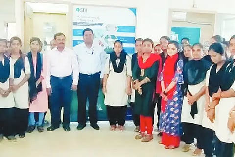 Students visit bank