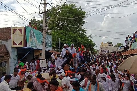 ಗುರುಗುಂಟಾದಲ್ಲಿ ಮೊಹರಂ ಹಬ್ಬದ ಪ್ರಯುಕ್ತ ಮಸೀದಿಗೆ ಕಟ್ಟಿಗೆ ಸೇವೆ ಸಲ್ಲಿಸಲು ಎತ್ತದೊಂದು 35 ಟನ್ ಭಾರದ ಚಕ್ಕಡಿಗಳನ್ನು ಎಳೆಯುತ್ತಿರುವುದು.