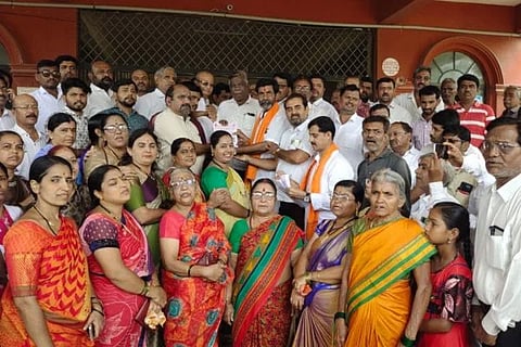 ಸಿಂಧನೂರಿನ ತಹಸಿಲ್ ಕಚೇರಿಯ ಶಿರಸ್ತೇದಾರ್ ಚಂದ್ರಶೇಖರ್ಗೆ ಸೋಮವಂಶ ಸಹಸ್ರಾರ್ಜುನ ಕ್ಷತ್ರಿಯ ಸಮಾಜ, ಅಂಬಾಭವಾನಿ ದೇವಸ್ಥಾನ ಪಂಚ ಟ್ರಸ್ಟ್ ಕಮಿಟಿ ಶುಕ್ರವಾರ ಮನವಿ ಸಲ್ಲಿಸಿತು. ಎಸ್ಎಸ್ಕೆ ಸಮಾಜದ ಚಿಂಥನಮಂಥನ ರಾಜ್ಯಾಧ್ಯಕ್ಷ ಹನುಮಂತಸಾ ನಿರಂಜನ, ರಾಘವೇಂದ್ರ ಕಬಾಡಿ, ಎಸ್ಎಸ್ಕೆ ಸಮಾಜ ಪಂಚ ಟ್ರಸ್ಟ್ ಕಮಿಟಿ ಅಧ್ಯಕ್ಷ ಮುರುಳೀಧರ ಎನ್.ಖೋಡೆ, ಉಪಾಧ್ಯಕ್ಷರಾದ ವೆಂಕಟೇಶನ ಜಿ.ಕಬಾಡಿ, ಯಲ್ಲುಸಾ ಬದಿ, ಜೈದುರ್ಗಾ ಮಹಿಳಾ ಮಂಡಳಿ ಅಧ್ಯಕ್ಷ ತಾರಾಬಾಯಿ ಕಬಾಡಿ, ಸುಜಾತ ಚೌವ್ಹಾಣ ಇದ್ದರು.