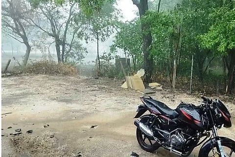 ಹಟ್ಟಿಚಿನ್ನದಗಣಿಯ ಕಾಲನಿಗಳಲ್ಲಿ ಧಾರಾಕಾರವಾಗಿ ಮಳೆ ಸುರಿಯುತ್ತಿರುವುದು.